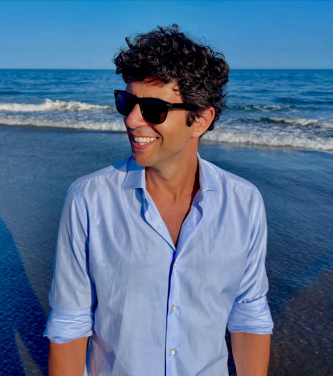 ستي كانت دايمًا تقول: “العيد الحقيقي هو لما تكون الناس مرتاحة.” للأسف في ناس اليوم ما فيها تعيد و رح تشتاق لبيتها و عيلتها و ذكريات موجودة في القلب ❤️…رغم كل شي، دايما في امل عشان نقول بكرا أحسن 🙏🏽! 
اتمنى بكرا اكييييد احسن واكيد يجي عيد تكونوا مبسوطين وأضحى مبارك من كل قلبي ❤️