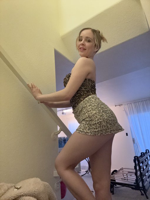 Watch Aliya Brynn's leaked NSFW photo on TwXstars