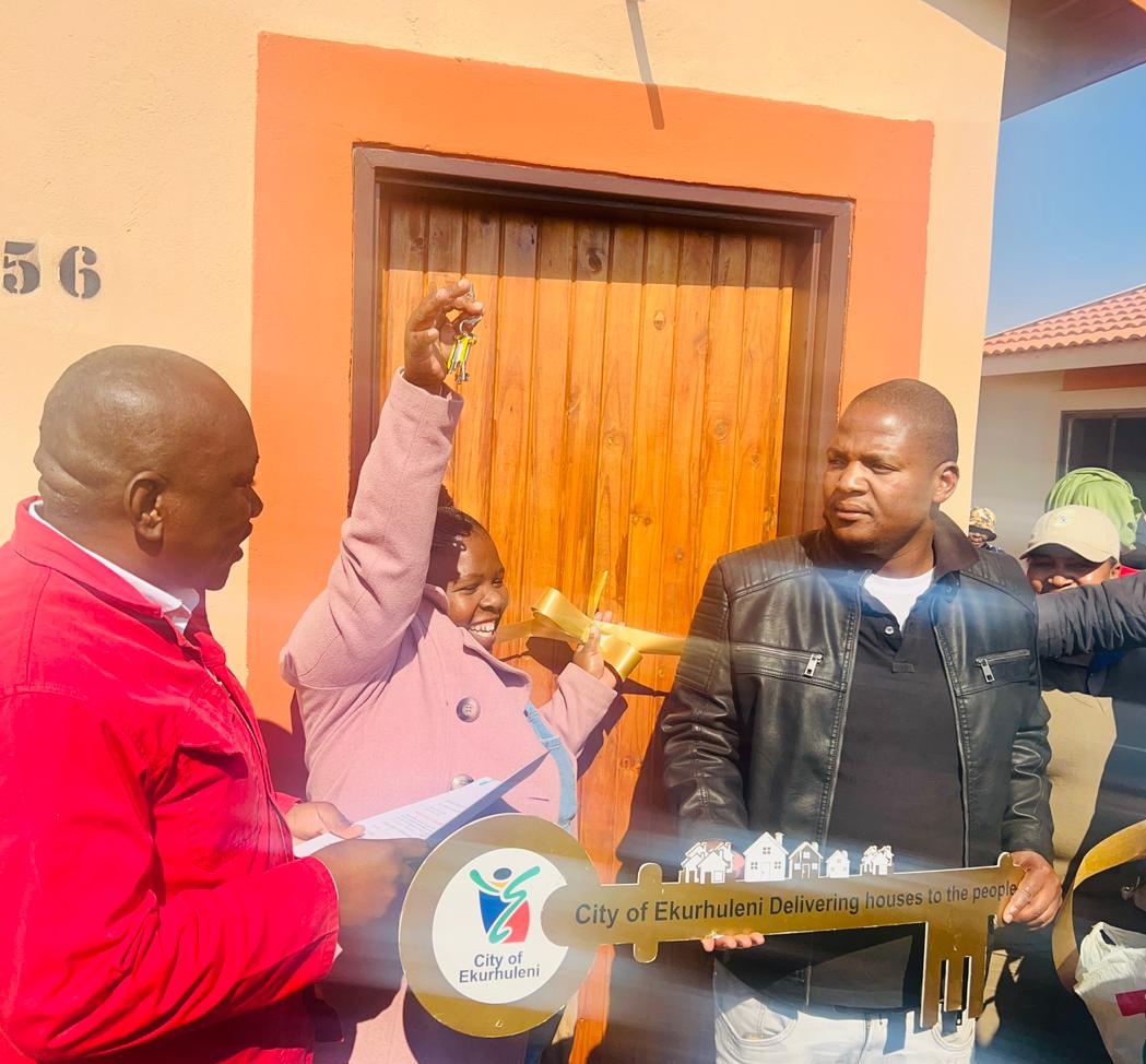 EFFGautengProv's tweet photo. MMC for Human settlement in Ekurhuleni, Fgtr Kgopelo Hollo held a service delivery meeting under Benoni Customer Care area.
MMC later handed over houses at Alliance area as part of the process to relocate people of Lindelani Settlement to newly build houses.
#EFFInGovernment https://t.co/4rJjANVrWl