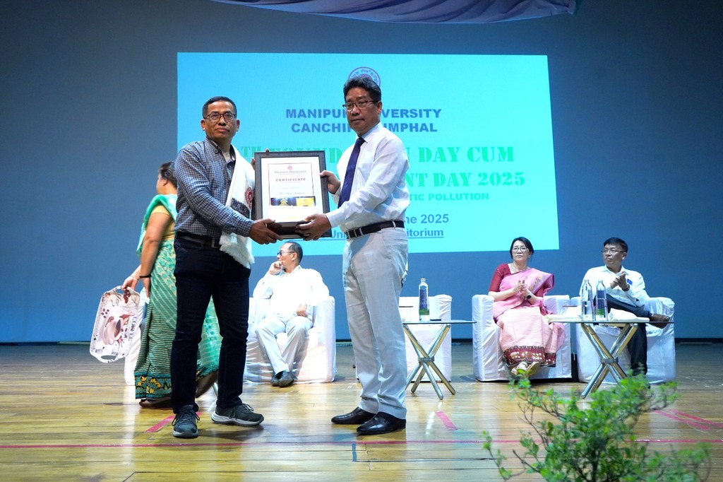 ManipurUniverse's tweet image. 🌿 On #WorldEnvironmentDay, #ManipurUniversity conferred the 1st MU Media Awards 2024–25, honouring journalists for their role in promoting environmental awareness.
🏆 Awardees:
📰 Bijoy Laishram (Hueiyen Lanpao)
📺 Ksh. Premchand Singh (SKTV News)
#MUMA #EnvironmentalJournalism