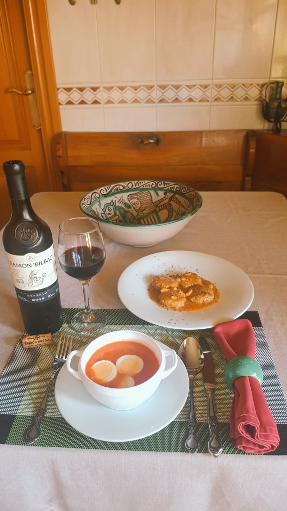 #YoMeRebelo6J 

Buenas tardes! Familia XTuitera! ❤️

A comer! Hoy preparé...

Gazpacho y hamburguesas en salsa de almendras 🍷

Si estáis comiendo o váis a comer que aproveche!! 😘🤗❤️💚💚🇪🇸🇪🇸💚💚🇪🇸🇪🇸💚💚🇪🇸🇪🇸💚💚🇪🇸🇪🇸