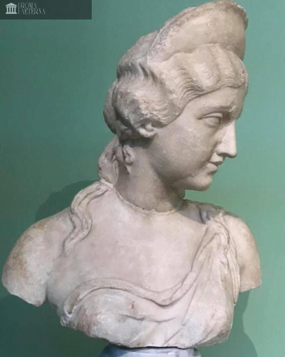 Buste en marbre de Lucilla (166-169), sœur de Commode. Représentée comme une divinité, peut-être Vénus. Le buste a été retrouvé lors du percement du tunnel du Quirinal en 1901 au niveau de la domus de Fulvius Plautianus et conservé dans la Centrale Montemartini à Rome.