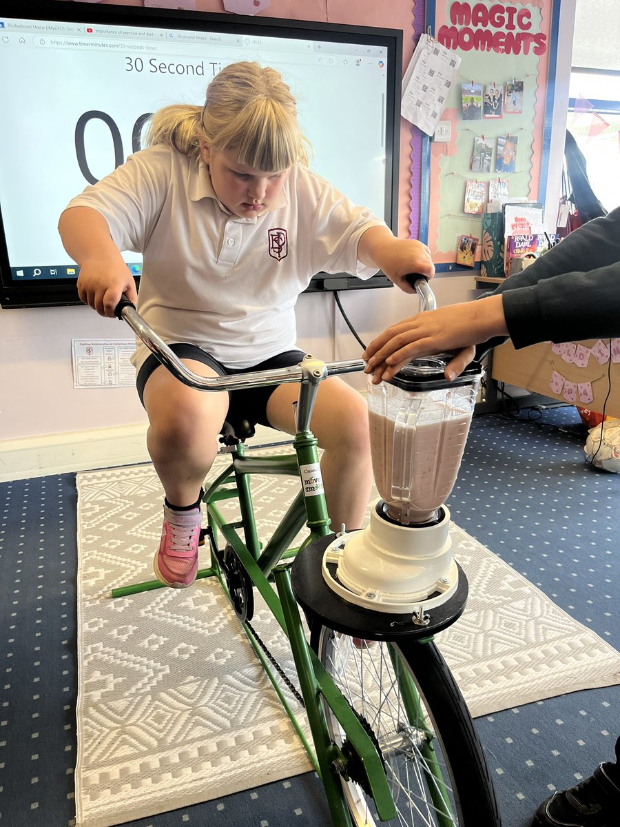 P4 blended up a storm today! We cycled to power our blender, making some healthy strawberry and banana smoothies 🍌 🍓