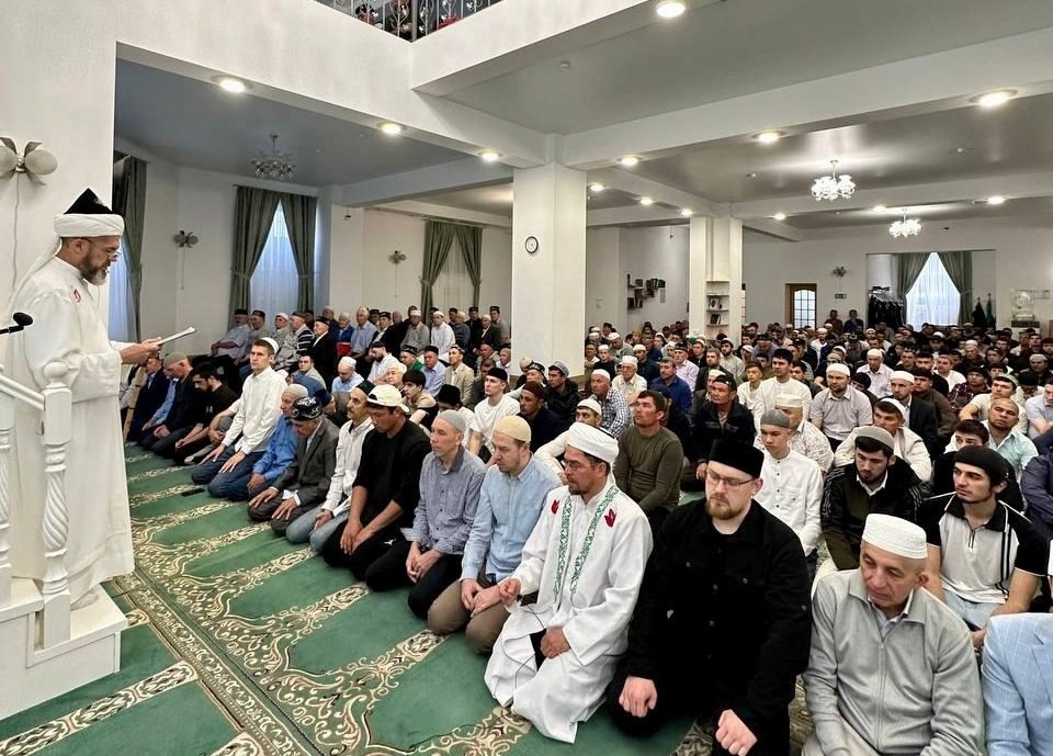 Тысячи мусульман собрались в мечетях Ульяновска на Курбан-байрам tatar73.ru/2025/06/06/101…