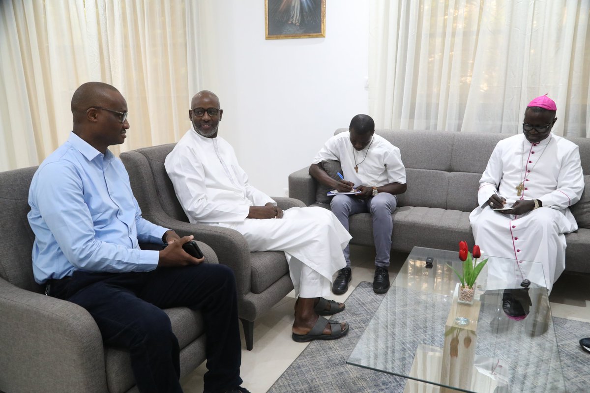 Audience entre Monseigneur André GUEYE et une délégation de #SENEAU 🇸🇳
🙏 Prières, paix et dialogue interreligieux
💬 « Restez dans cette ligne » – Mgr GUEYE à notre DG Magatte NIANG
SEN’EAU, acteur clé du pèlerinage de #Popenguine 
#SENEAU #Dialogue #Spiritualité #Entreprise