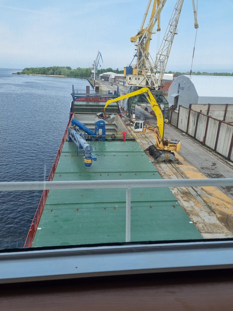 Latvijas Jūras administrācijas kuģu kontroles inspektori šodien Rīgas ostā veic ostas valsts kontroles inspekciju Fēru salu karoga kuģim "Lister". (Foto - vecākais kuģu kontroles inspektors Valters Veits).