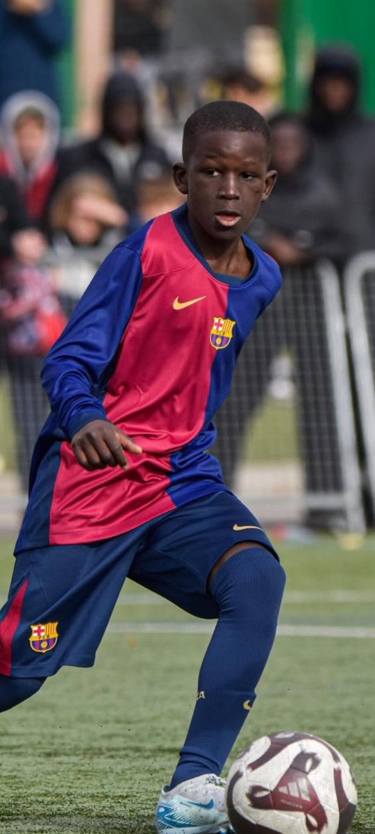 Debut 🔝del Barça ganando 0-3 al Sevilla en la #LALIGAFCFUTURES
Ya lo tenía visto, pero me ha parecido el mejor Issa Niakate⚽ junto a Mario Franco 🅰️ y Jaume Casanovas⚽. Issa es un futbolista con desborde 1 vs 1, gran conducción de balón, rápido, contundente,🧠 y potente físico