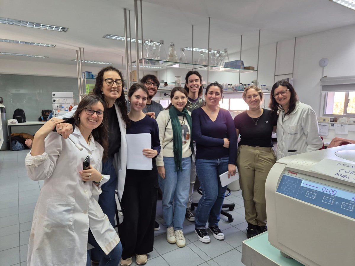 Ayer hubo mucha más actividad de laboratorio!
Profes y estudiantes entusiasmados y trabajando sin parar