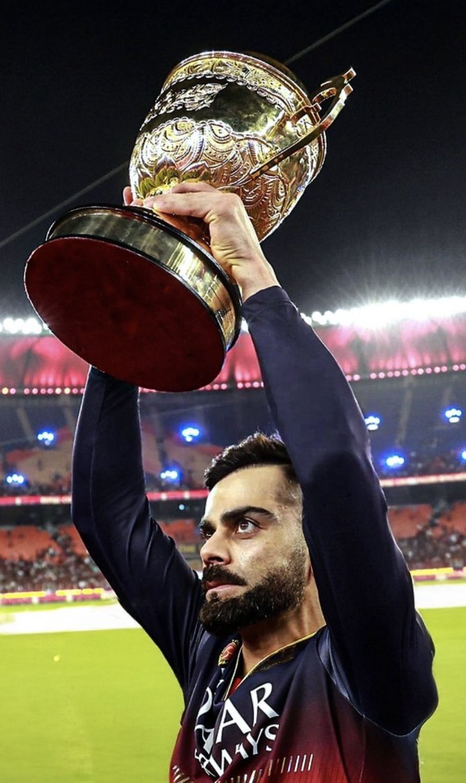 walibhushan's tweet photo. Did they brought duplicate cup to banglore!

And people are dead to see the duplicate cup ! 

Ohhhmg! Look at color below! 

#benglurustampede #rcb https://t.co/O01PYPN4U8
