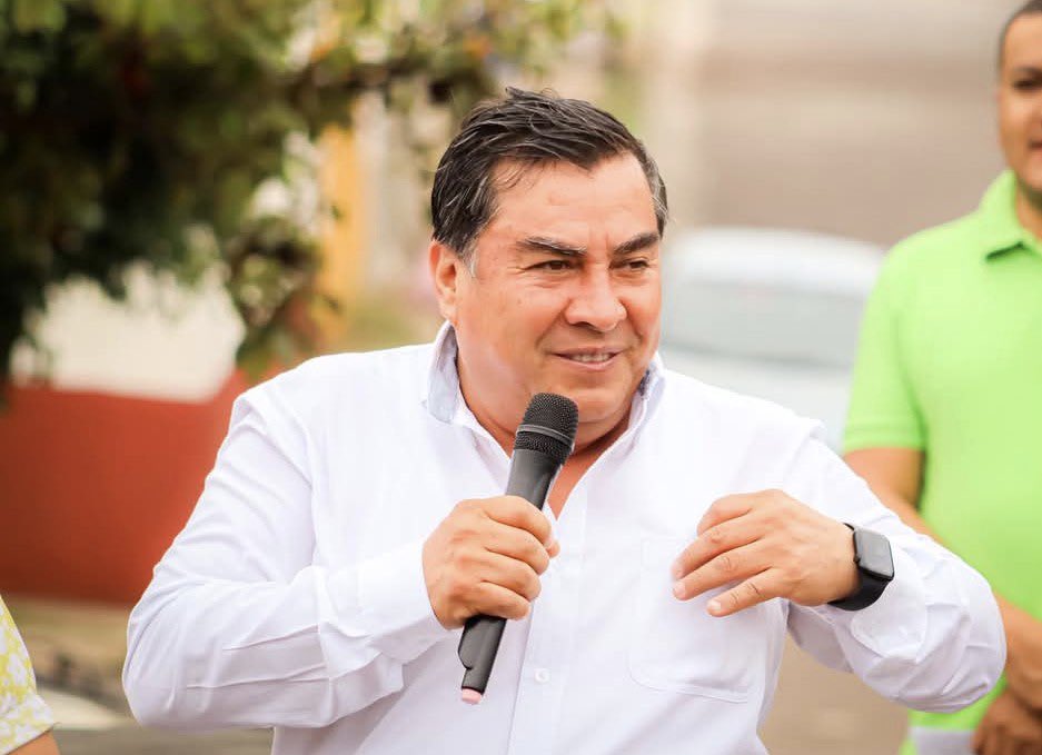 Anoche asesinaron al alcalde de Tacámbaro, Salvador Garcia. Ha sido ejecutado junto con un escolta, la descompocisión avanza...