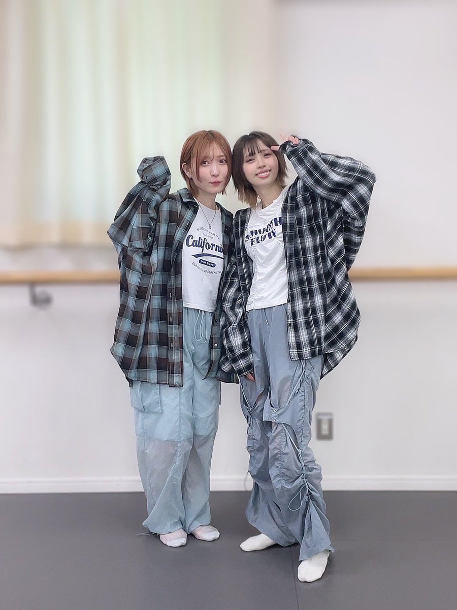 この前はるすけとレッスン着が偶然双子コーデでにっこりしちゃった✨✨

まったくのお揃いじゃないけど、好きの系統が近いのかな？って思える瞬間ってなんだか嬉しくなっちゃう事ないですか……☺️？わたしは超嬉しい！！！！！！！