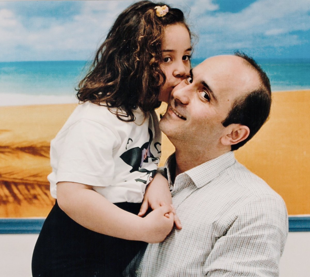 Bir Bayrama daha ailemden ayrı girmek zorundayım. Ancak ülkemin mutlu ve huzurlu geleceği için umudum hala ayakta. 

Kızım Vera ve tüm çocuklara, ailelerine doyasıya sarılıp öpebildiği bayramlara kavuşmalarını diliyorum.

Hayatımızın en sessiz bayramlarını yaşadığımız Silivri