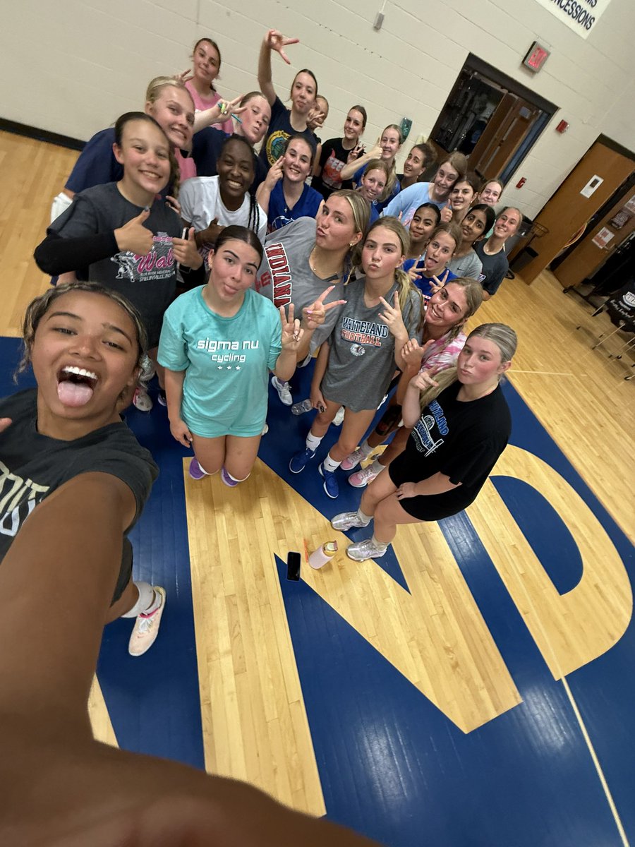 WhitelandVB's tweet image. Week 1 of summer: complete! Had to take a selfie after shuttle runs 🏃♀️➡️🏃♀️➡️