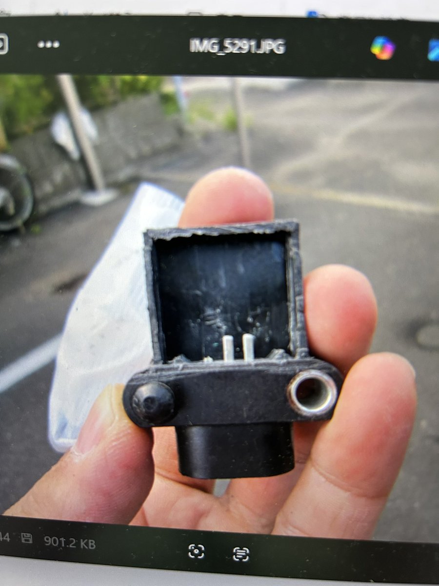 XL_BUELLER72's tweet photo. @50_low 私は壊れたバンクアングルセンサーを一個壊して応急処置用に加工しました。ご参考まで。 https://t.co/X94puGR6hH