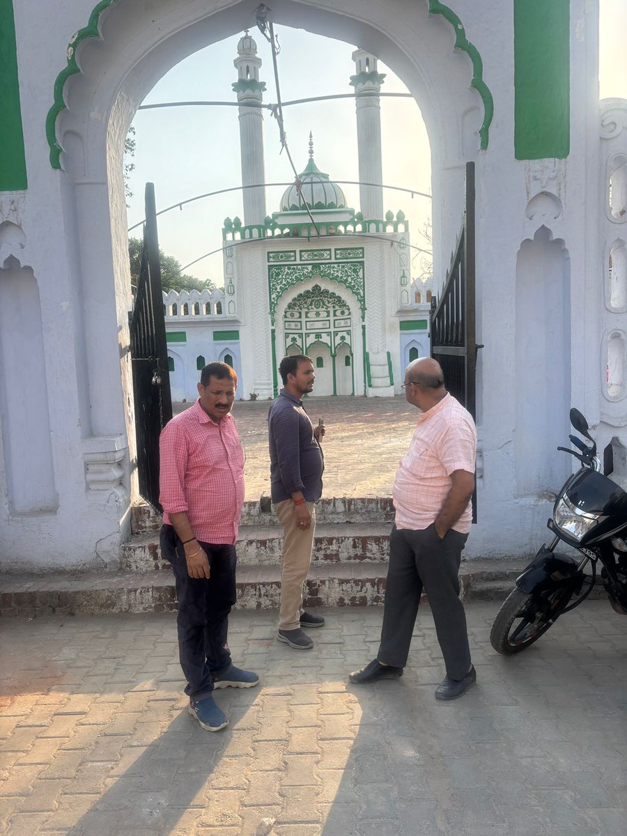 AyodhyaNgrNigam's tweet photo. नगर आयुक्त श्री @Jayendra_IAS के निर्देशानुसार नगर स्वास्थ्य अधिकारी डॉ. राममणि शुक्ला द्वारा बकरीद पर्व के दृष्टिगत सिविल लाइन स्थित ईदगाह के आसपास सफाई व्यवस्था का स्थलीय निरीक्षण किया गया ।
#NayeUPkiNayiAyodhya #NagarNigamAyodhya #GreenAyodhya #smartcityayodhya #cleanayodhya https://t.co/7L7UTeM68U