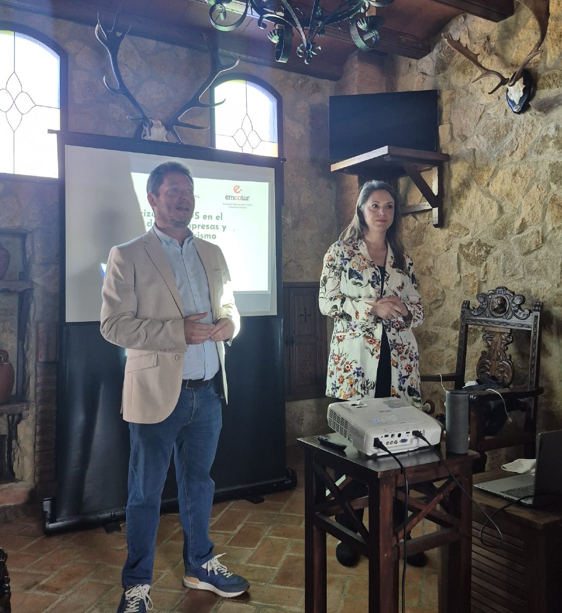 Emcotur's tweet image. Ayer vivimos una jornada clave en Villanueva de Córdoba 💡 “Diseño de experiencias turísticas usando IA”. Gracias a @CIETPEDROCHES por su colaboración constante y al resto de colaboradores y asistentes. 

🌿 ¡Seguimos construyendo el futuro del turismo en Tierras de Córdoba!