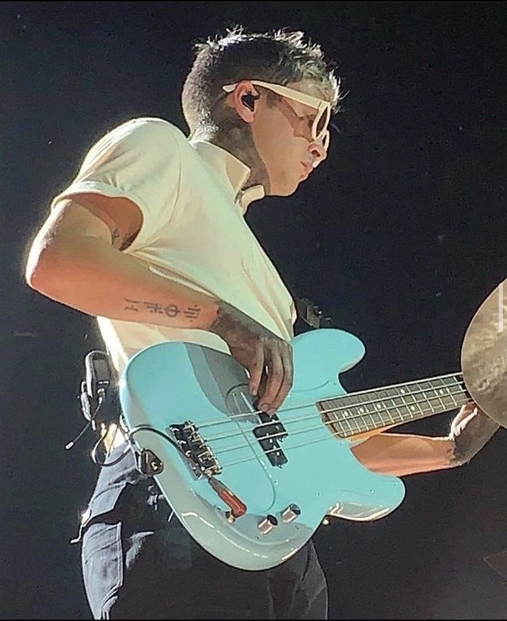 tyler joseph with frosted tips hair A THREAD 🧵