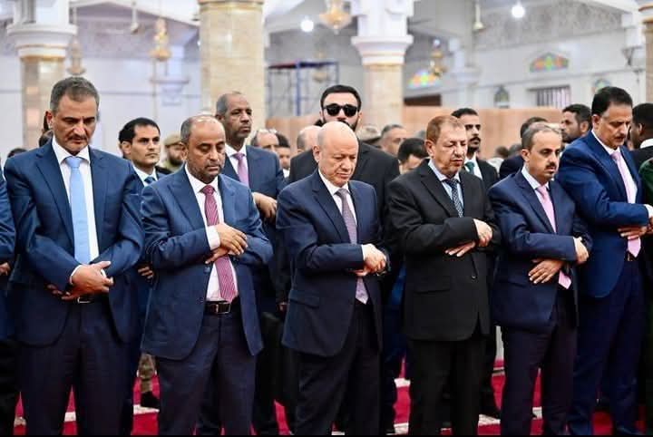 المحافظ ابن شبوه لايفرق عن الخونه ..
قسم بالله ان العليمي طلع اسد ركع من فوضناهم واحد واحد. 
مشكلتنا فوضنا عصابه باعت الجمل بماحمل.