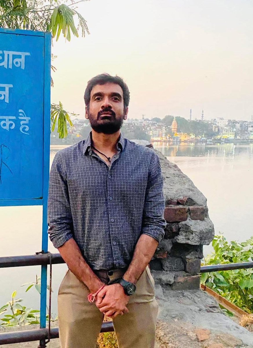 Priyanka Dubey (@writetopd) on Twitter photo LONG INTERVIEW ALERT : समाज, साहित्य और अपने उपन्यास 'मतलब हिन्दू' पर प्रभात रंजन से अम्बर पांडेय की लंबी बातचीत।-
jankipul.com/an-interview-w…
<a href="/prabhatranjann/">Prabhat Ranjan</a> <a href="/Vani_Prakashan/">Vani Prakashan</a> <a href="/kitabwali/">Aditi Maheshwari</a> LONG INTERVIEW ALERT : समाज, साहित्य और अपने उपन्यास 'मतलब हिन्दू' पर प्रभात रंजन से अम्बर पांडेय की लंबी बातचीत।-
jankipul.com/an-interview-w…
<a href="/prabhatranjann/">Prabhat Ranjan</a> <a href="/Vani_Prakashan/">Vani Prakashan</a> <a href="/kitabwali/">Aditi Maheshwari</a>
