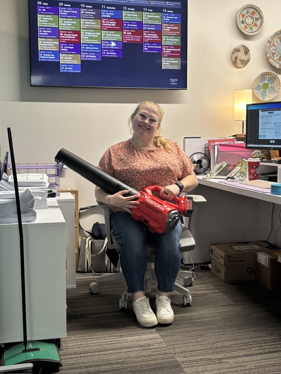 Kathymhouse's tweet image. We have the absolute best Guest and Staff Services Coordinator at the OVEC Middletown office!!

Mallory has gone above and beyond again…she whipped a blower out from under her desk.  She is ready for the cicadas 🤣
@OVECkyed