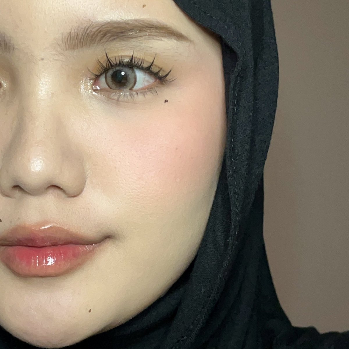 crankygvrl's tweet photo. "kok bisa makeupnya flawless &amp; poreless?"

jawabannya cuma... cari complexion yang MANTAP😆☝🏻 ini gue pake foundation, powder &amp; setting spray dari 1 brand lokal👇🏻

kamera belakang pake flash     vs     kamera belakang tanpa flash https://t.co/BygYuAVkAy