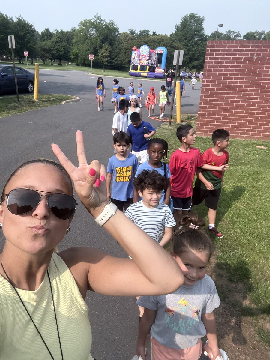 MissElizabethB tweet media