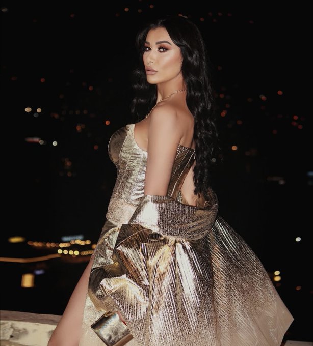 نادين الراسي بإطلالة ذهبية لافتة. نشرت النجمة اللبنانية نادين الراسي مجموعة صور لها خلال مشاركتها في تكريم خاص للدراما اللبنانية في كازينو لبنان لعام 2025. تألقت بفستان لافت باللون الذهبي.. هل ناسبها؟. nadinealrassi 