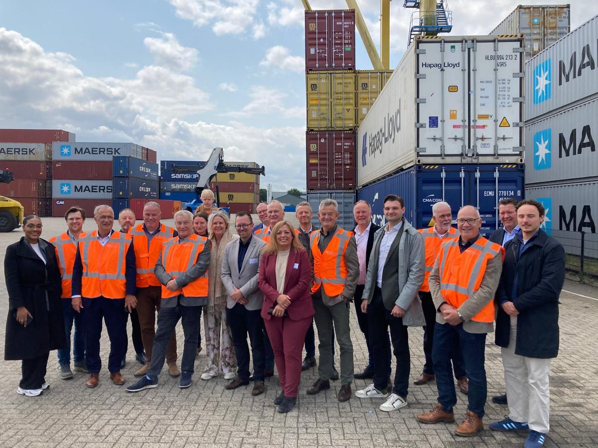 Met bestuurlijk netwerk economie <a href="/VNGemeenten/">VNG</a> op werkbezoek bij Terminal overslag van Berkel Groep in Oss.