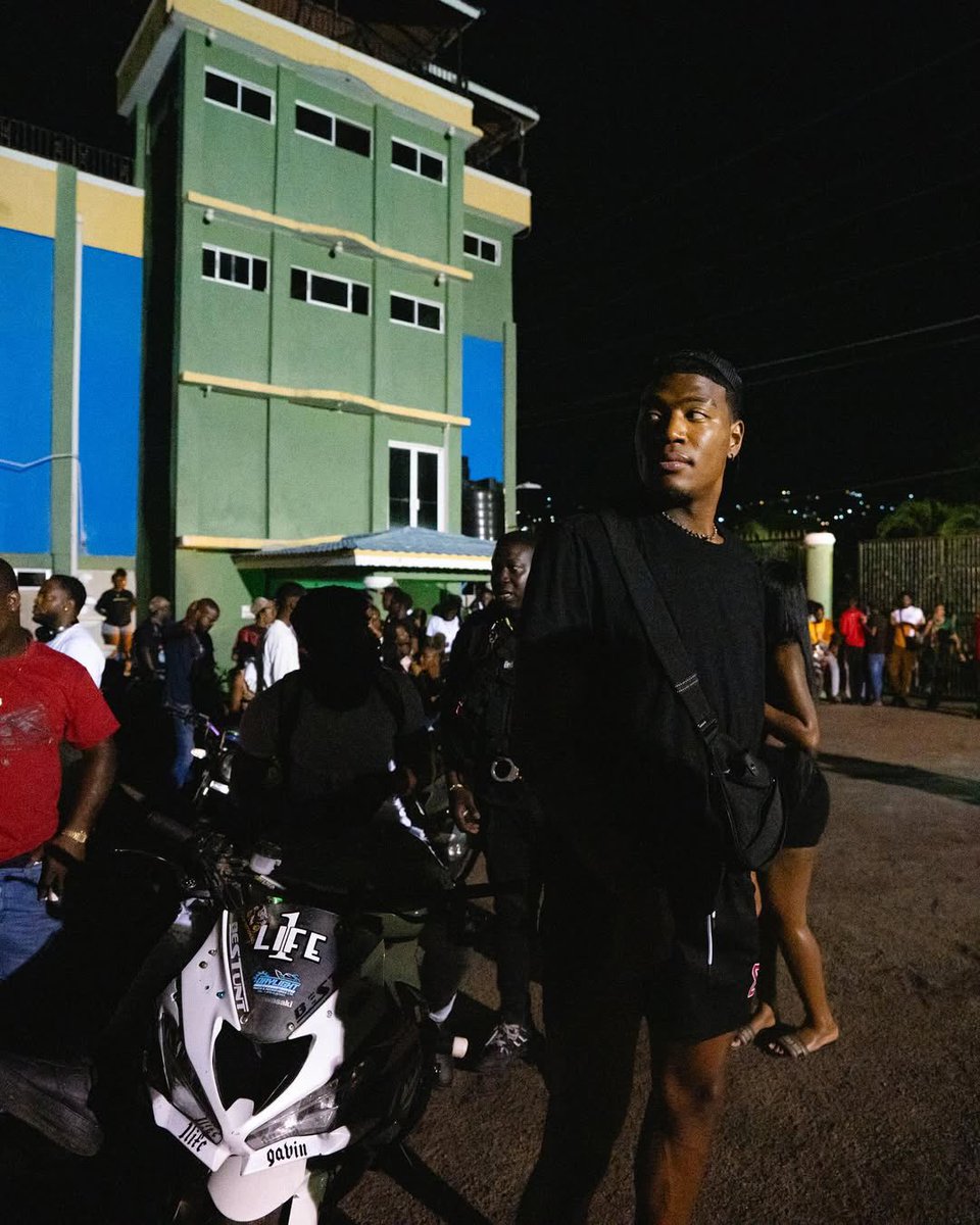 【News】
NBAのロサンゼルス・レイカーズに所属する日本人バスケットボールプレーヤー、八村塁がジャマイカを訪問 🇯🇲