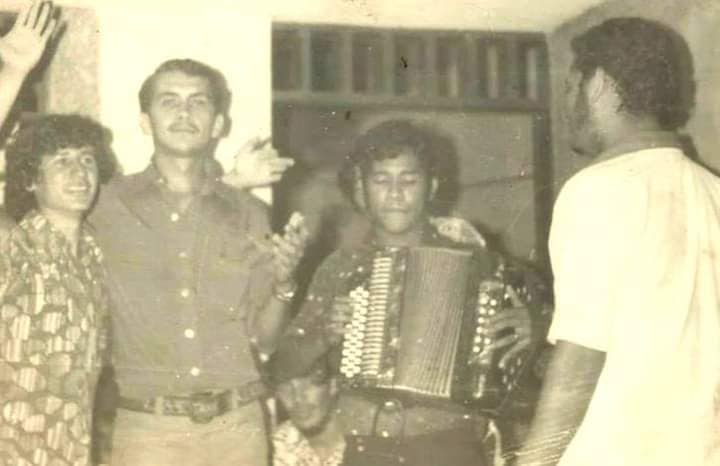 La fama de Daniel Vergara Méndez fue extendiéndose por Sahagún tras conformar el conjunto "Los originales". Sin embargo, el músico fue asesinado en 1976 por un vendedor ambulante y, después de su asesinato, se gestó el Festival Sabanero de Acordeoneros.

panoramacultural.com.co/musica-y-folcl…