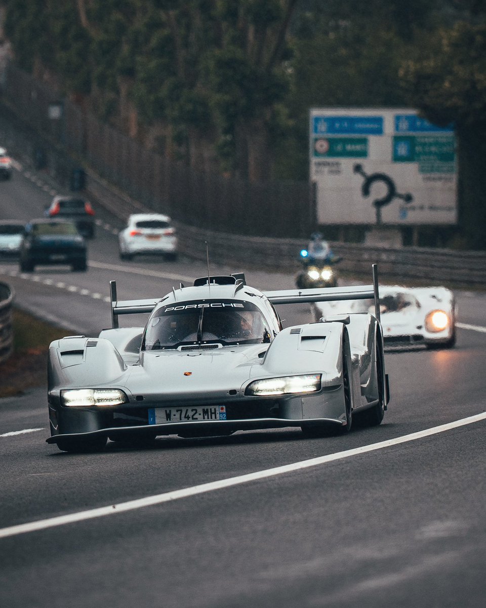 📸 Porsche a dévoilé la version “route” de sa 963 engagée en WEC et en IMSA ! 

Porsche l’avait déjà fait il y a 50 ans avec la 917 et a reproduit cette prouesse 🙌

Une nouvelle œuvre d’art sur nos routes et il faudra en profiter 😍

(📸 <a href="/Porsche/">Porsche</a> / #LeMans24 / #WEC)