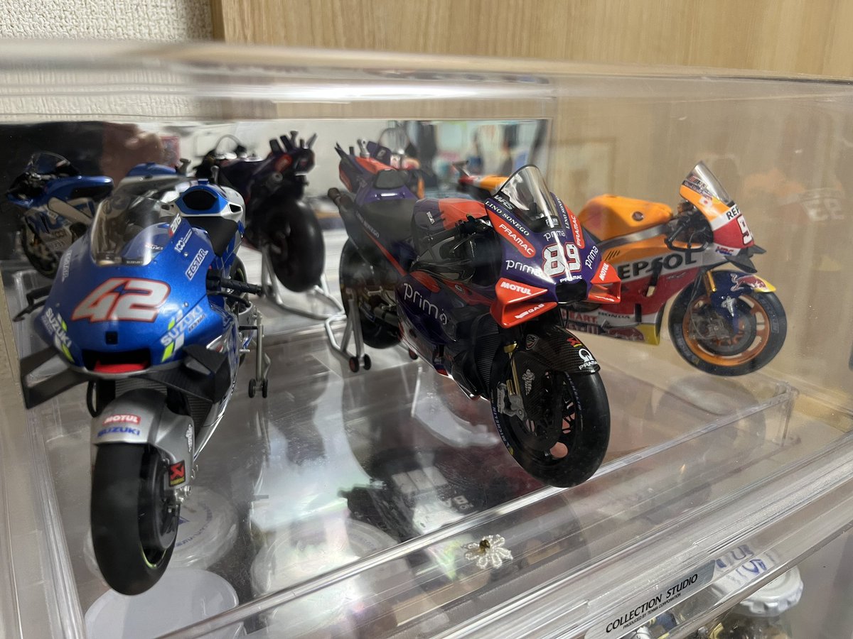 disintegratej's tweet photo. 早速コレクションケースに並べてみた。
三つともメーカーが違うけど、けっこういい感じじゃないか。
( ˙꒳˙ )
#motogp #gsxrr #rc213v #gp24 #スケールモデル https://t.co/IAX6vG2Jfa