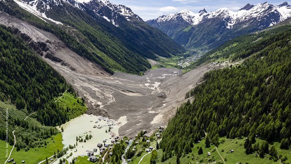 Swiss Federal Government (@swissgov) on Twitter photo Following the devastating glacier collapse in the alpine village of Blatten, the Swiss government has earmarked CHF 5 million in emergency aid. Parliament will debate the solidarity contribution in a special session.
ℹ️ in DE/FR/IT:
news.admin.ch/de/newnsb/wdAv… <a href="/bafuCH/">BAFU - OFEV - UFAM - FOEN</a> <a href="/UVEK/">UVEK - DETEC - DATEC</a> Following the devastating glacier collapse in the alpine village of Blatten, the Swiss government has earmarked CHF 5 million in emergency aid. Parliament will debate the solidarity contribution in a special session.
ℹ️ in DE/FR/IT:
news.admin.ch/de/newnsb/wdAv… <a href="/bafuCH/">BAFU - OFEV - UFAM - FOEN</a> <a href="/UVEK/">UVEK - DETEC - DATEC</a>