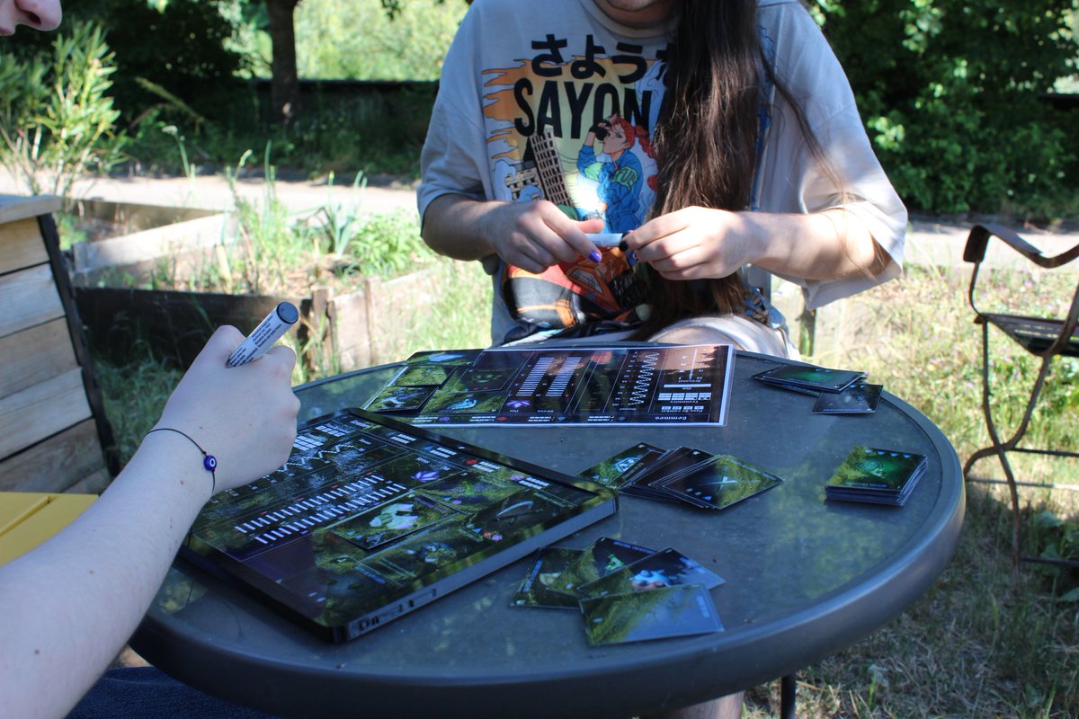 Parfaitement adapté au milieu scolaire ou associatif, notre jeu de société World of Legends : Battleground est un outil pédagogique efficace pour informer et développer l'esprit critique des joueurs face aux dark patterns.

Contactez-nous si vous souhaitez organiser une partie !