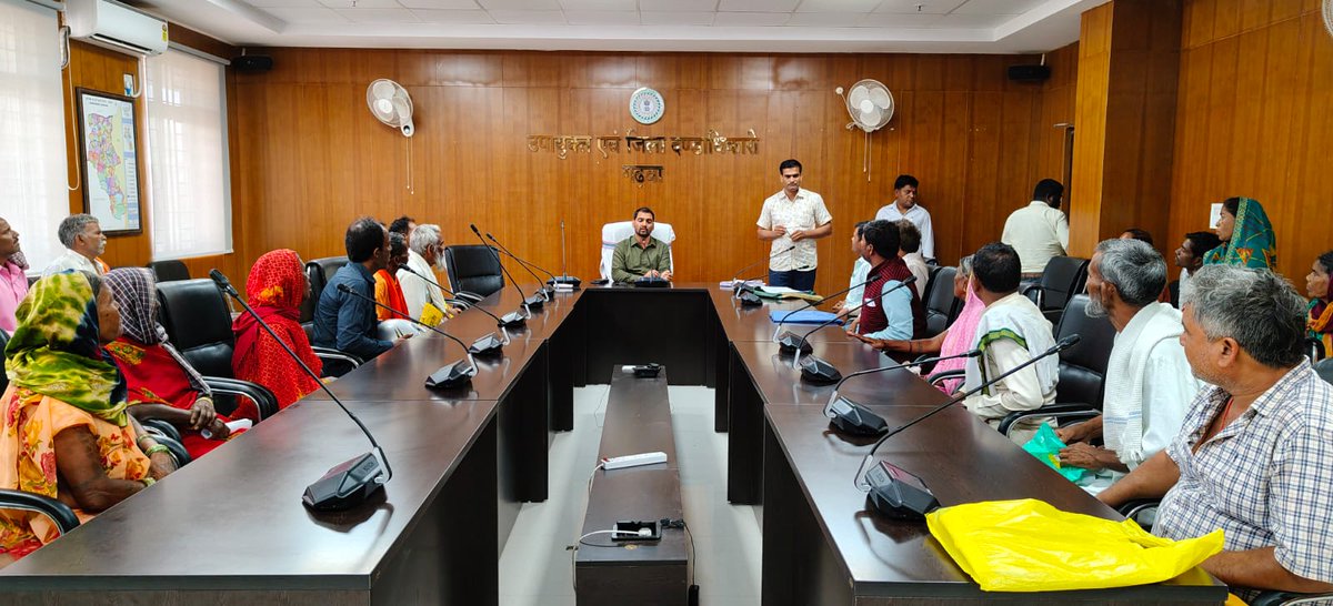 dc_garhwa's tweet photo. आज सभागार में जनता दरबार के माध्यम से आमजनों की समस्याओं को सुना तथा प्राप्त शिकायतों के समाधान हेतु संबंधित पदाधिकारी को निदेशित किया.
@JharkhandCMO
@prdjharkhand https://t.co/A2a8RsFy1N
