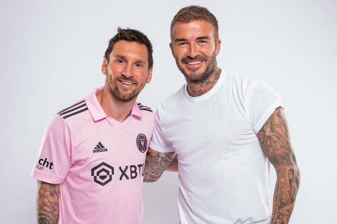 Mente_Sabiaa's tweet image. Todo el mundo pensaba que David Beckham estaba LOCO…

Cuando dejó el Real Madrid para unirse a la MLS en 2007.

Pero los detalles de su contrato incluirían INGRESOS pasivos e inversiones que cambiarían su vida.

Así es como David Beckham convirtió un contrato de 32 MILLONES de…
