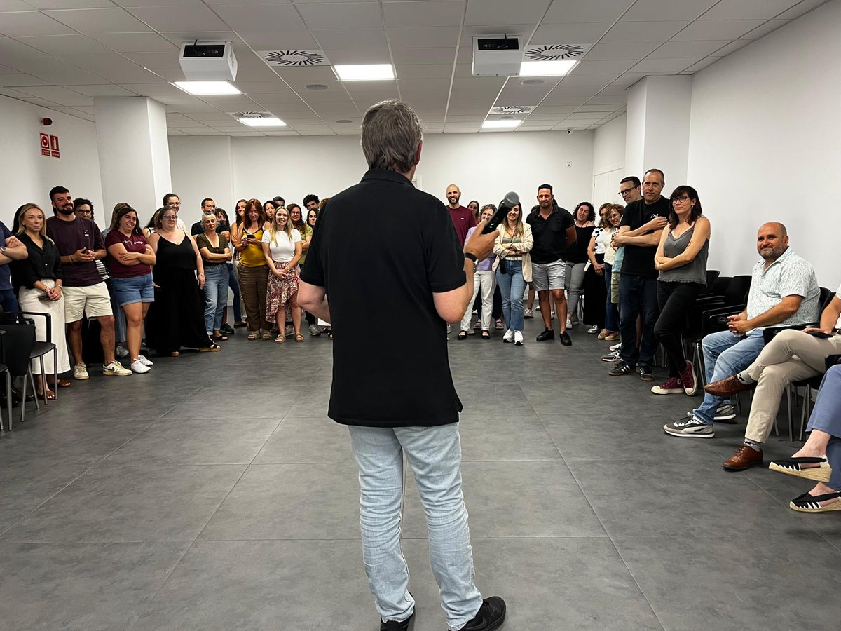 Avui és un dia especial: el nostra Velasco es jubila després d’11 anys formant part de la nostra entitat 🧡
Ens deixa molt més que feina ben feta: ens deixa el seu peculiar caràcter 😊, la seva calma enmig de qualsevol tempesta 🌤️, i aquella manera tan seva de fer equip 🤝
Ens