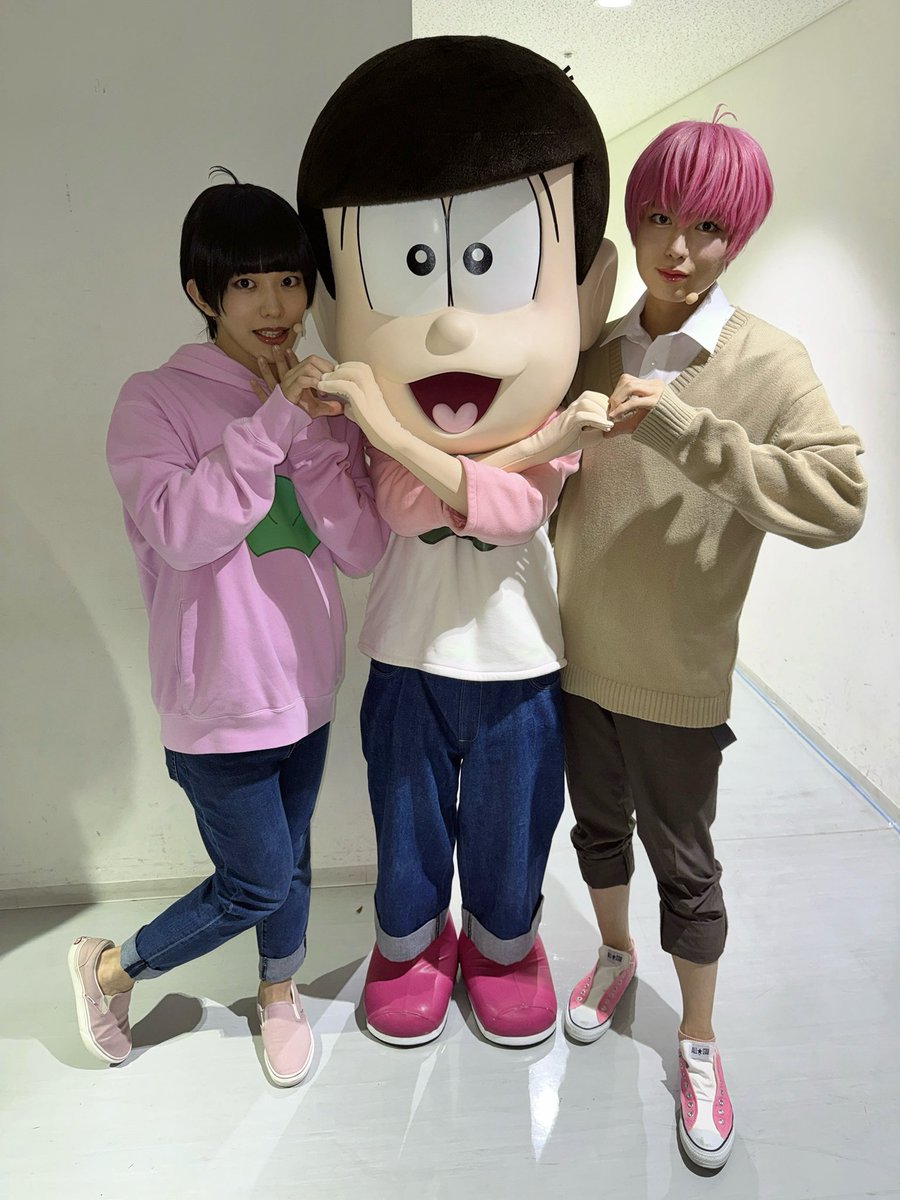 トド松トリオ🩷🪽

そして2026年夏‼︎‼︎
おそ松さん on STAGE〜SIX MEN'S SHOW TIME~2nd SEASON 2
決定しましたあ~🤍♡ﾀﾉﾁﾐ

#松ステ