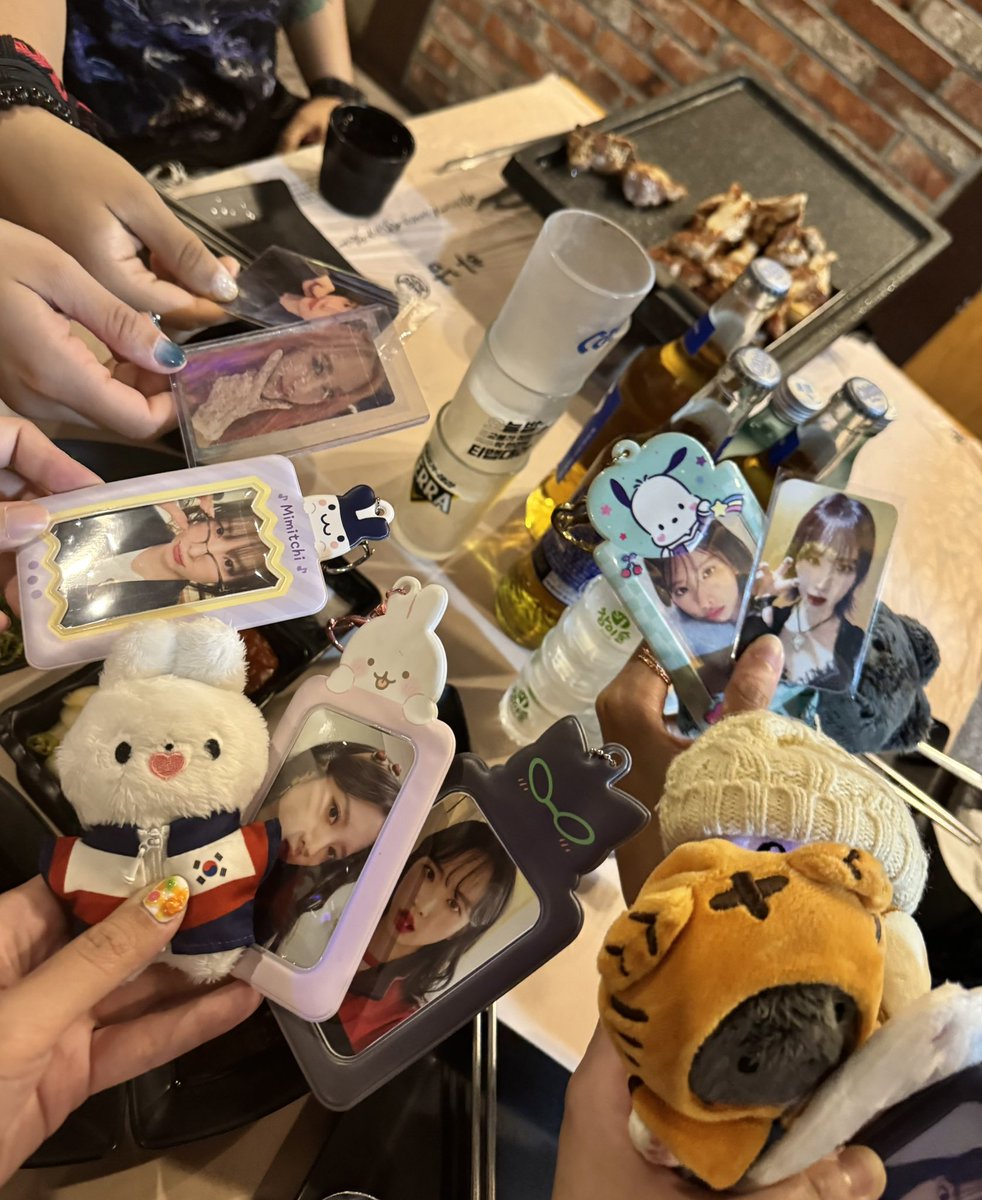 😋🐷🍻
spending today heckling each other’s somaek-making skills (wdym there are people who only add half a shot of soju 🤨) 
<a href="/seoladiary_/">☀️🪿</a> <a href="/wujuwaves/">gale</a> <a href="/dawonce_/">.</a> <a href="/shakigeundeoki/">👁️🫦👁️</a>