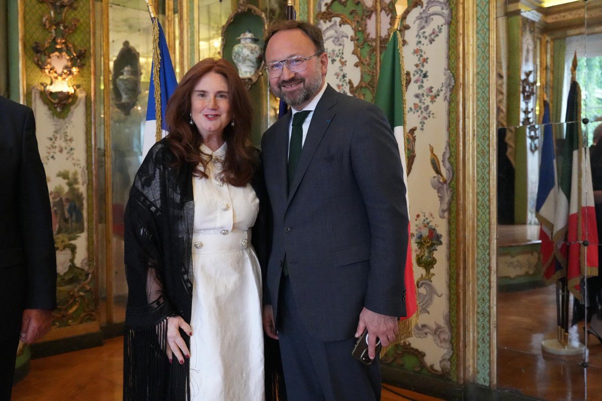 ItalyinFrance's tweet photo. @ItalyinFrance ha ospitato nella serata di ieri il ricevimento in occasione delle celebrazioni del 79esimo anniversario della Repubblica Italiana 🇮🇹 
Al discorso dell'Ambasciatrice D'Alessandro, è seguito quello del Ministro di @francediplo 🇫🇷 @jnbarrot ⛓️ https://t.co/ipA8acrbgS