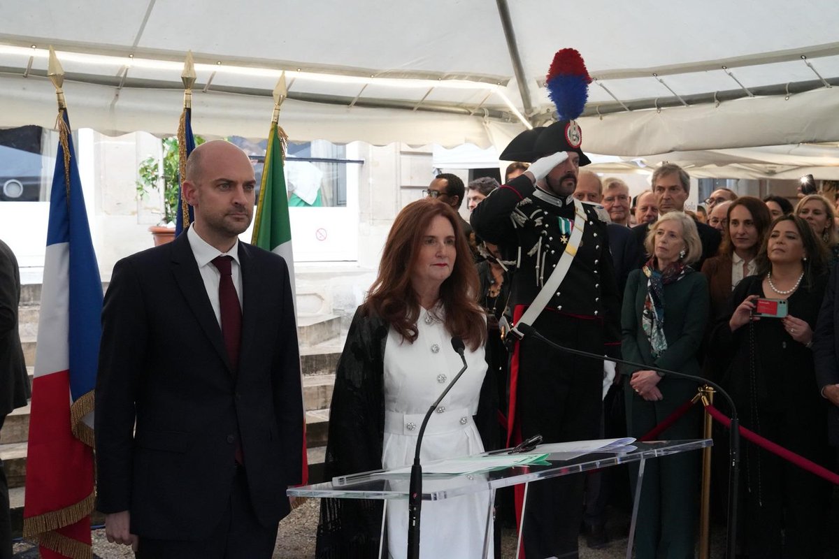 ItalyinFrance's tweet photo. @ItalyinFrance ha ospitato nella serata di ieri il ricevimento in occasione delle celebrazioni del 79esimo anniversario della Repubblica Italiana 🇮🇹 
Al discorso dell'Ambasciatrice D'Alessandro, è seguito quello del Ministro di @francediplo 🇫🇷 @jnbarrot ⛓️ https://t.co/ipA8acrbgS