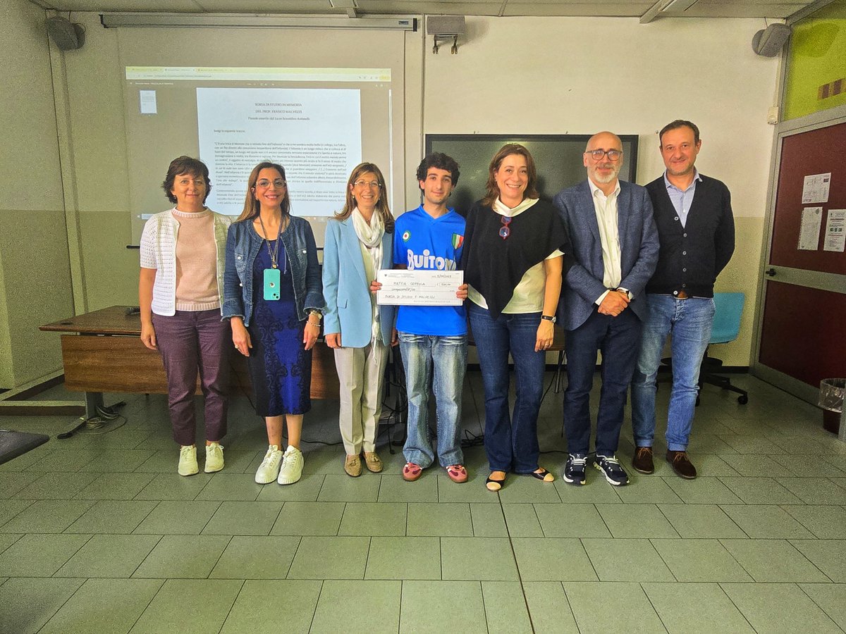 Assegnata la prima Borsa di Studio dedicata al Prof. Franco Malvezzi, indimenticato preside del Liceo Scientifico “Antonelli”.
Il compito di Mattia Coppola ha convinto la giuria con una riflessione sula lirica di Montale “Fine dell’infanzia”.
Info  👉 shorturl.at/Ms58M