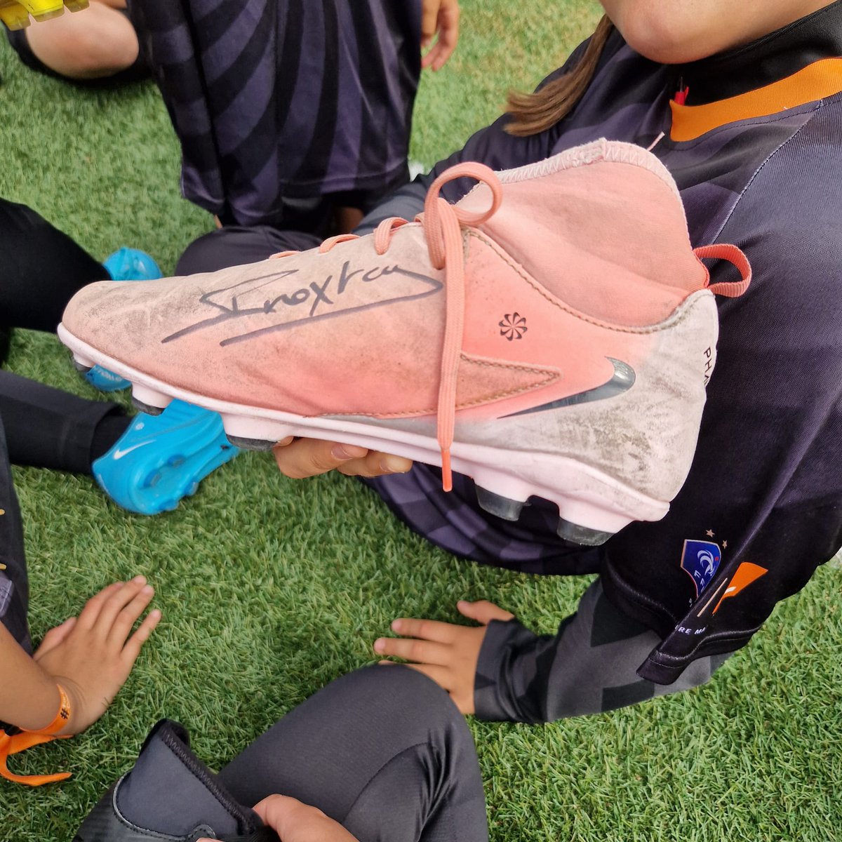 🤩 #ForGoodConnections Unis par le sport pour un monde digital plus sûr avec <a href="/orange/">Orange</a> <a href="/TeamOrangeFoot/">Team Orange Football</a> . 
Merci aux clubs franciliens du programme Orange football amateur pour leur présence : sensibilisation au temps d’écran et cyberharcèlement, ballon au pied ⚽️ avec <a href="/Inoxtag/">Inoxtag ⚡️</a>