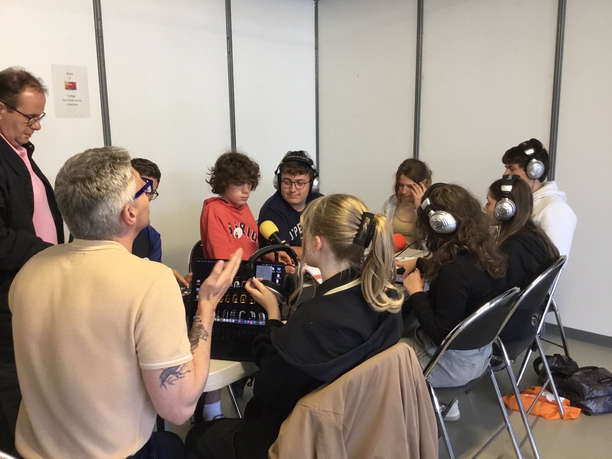 dane_nancy_metz's tweet photo. 🎙️ L'événement #TNEVosges 𝐥𝐞 𝐅𝐞𝐬𝐭𝐢𝐯𝐚𝐥 𝐝𝐞𝐬 𝐰𝐞𝐛𝐫𝐚𝐝𝐢𝐨𝐬 se poursuit au Centre @CongresEpinal avec des ateliers d'enregistrements de #podcasts.
#TNE
#onair
#CD88
#TNE88
#webradio
#France2030
#FêteDeLaRadio https://t.co/SE2qyAfh6X