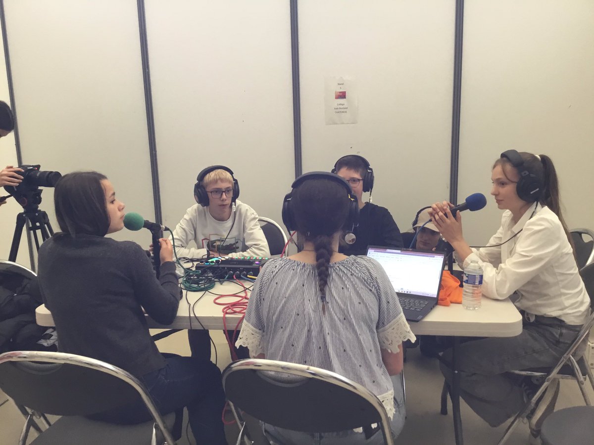 dane_nancy_metz's tweet photo. 🎙️ L'événement #TNEVosges 𝐥𝐞 𝐅𝐞𝐬𝐭𝐢𝐯𝐚𝐥 𝐝𝐞𝐬 𝐰𝐞𝐛𝐫𝐚𝐝𝐢𝐨𝐬 se poursuit au Centre @CongresEpinal avec des ateliers d'enregistrements de #podcasts.
#TNE
#onair
#CD88
#TNE88
#webradio
#France2030
#FêteDeLaRadio https://t.co/SE2qyAfh6X