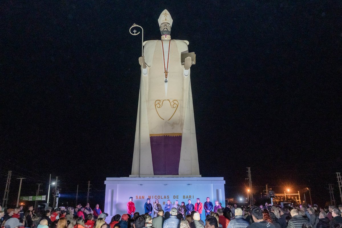 Frente a un estado nacional ausente y que deja relegadas a las provincias, en La Rioja invertimos en obras necesarias y esperadas por la comunidad. Ayer junto a <a href="/QuintelaRicardo/">Ricardo Quintela</a> <a href="/amolinalarioja/">Armando Molina</a> y <a href="/jeroquintela/">Jerónimo Quintela</a> dejamos inaugurada la iluminación de rutas nacionales 38 y 75.