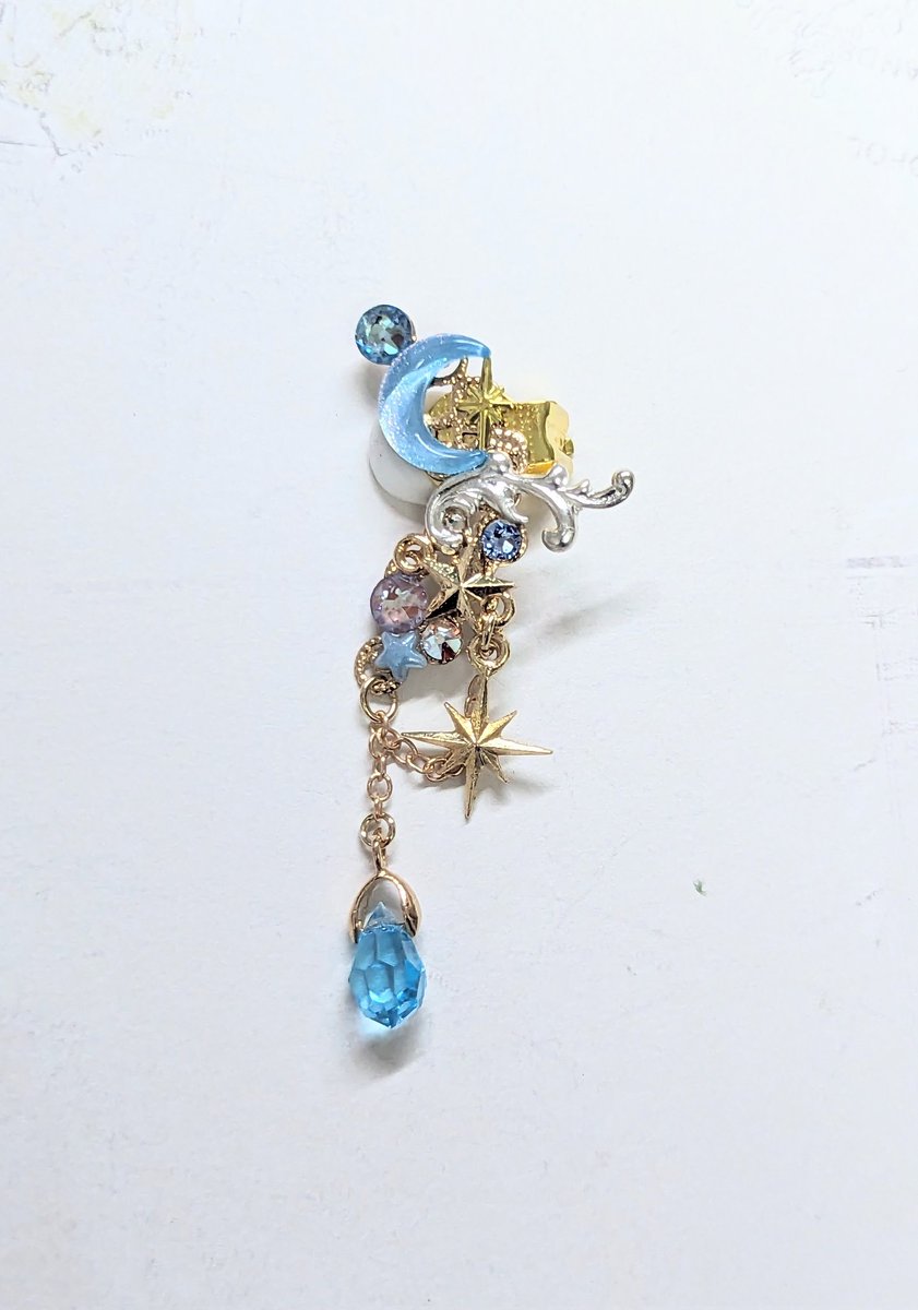 なかなかポスト出来なくてすみません。

天体観測展さんへ出す新作のイヤーカフが完成しました✨

月は偏光で角度によって色が変わります。月やビジュー等、カラーバリエーションが沢山あります🌙

#天体観測展