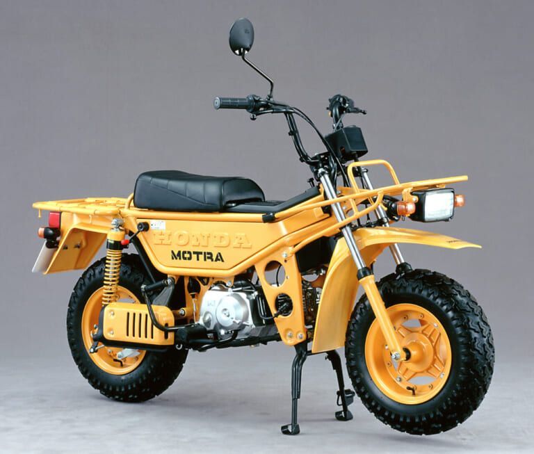 youngmachine_x's tweet photo. モトラが令和に蘇る?! 「シン・モトラ」の細部と魅力を徹底解説
デモバイクだけど注目すべき切実なワケ

1980年代はレジャーバイクというカテゴリーのもと、各メーカーから野心的かつユニークなモデルが多数生まれた。

そのうちの1台、ホンダがリリースした「モトラ」は、オートバイでありながらまるで”軽トラ”のような実用性も兼ね備えた50ccモデル。

見た目だけでなく悪路走破性を加味した副変速機を装備するなど、一風変わったコンセプトが注目された。

そのモトラをオマージュしたFULNESSのデモンストレーションバイク、その名も「シン・モトラ」に迫る。
https://t.co/OPoe7JpRhe