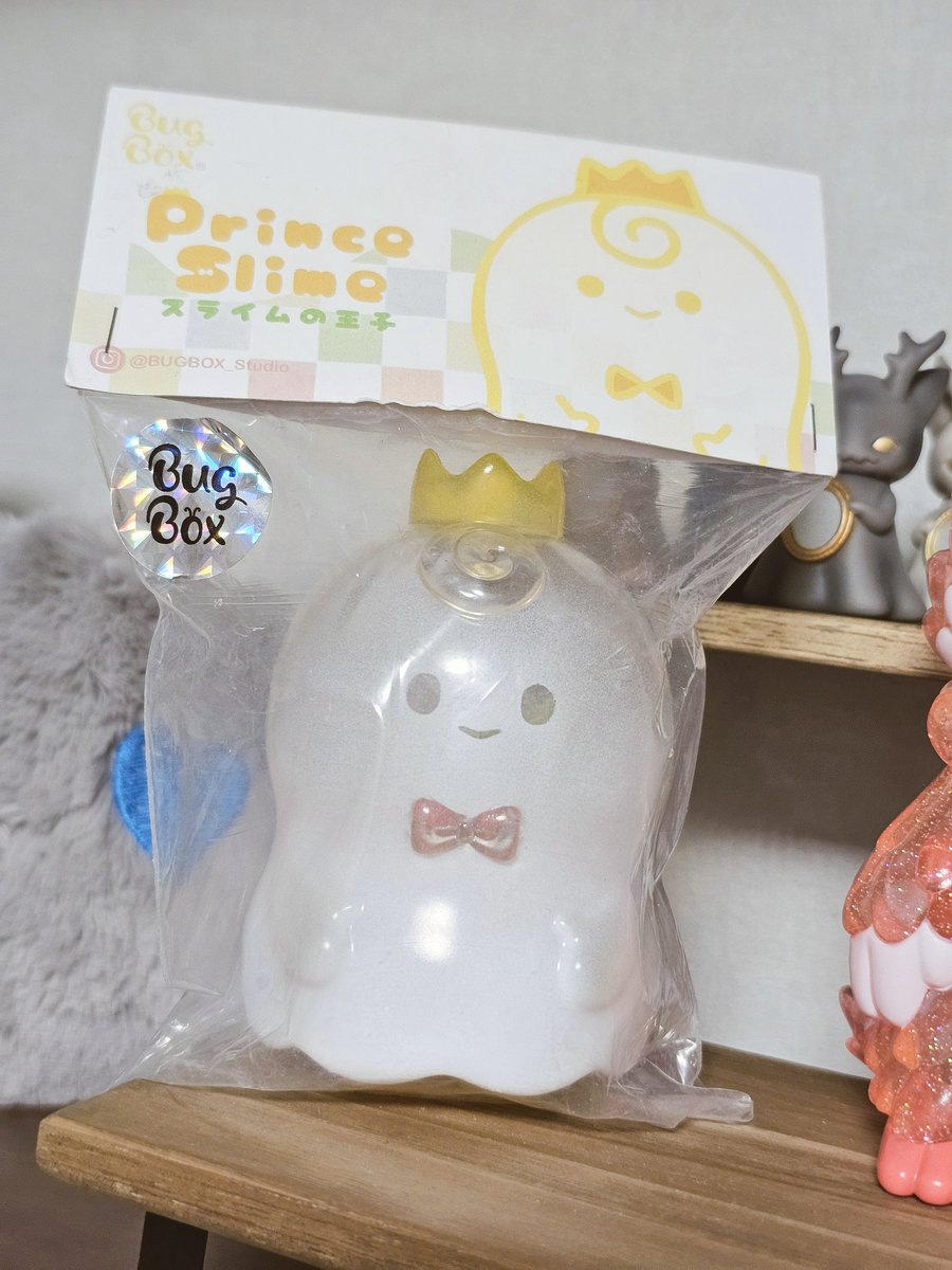 rokuro96's tweet image. スライムの王子お迎え！
このまるっこいフォルムと中のゼリーみたいなのが可愛くて一目惚れ！調べてみたところ台湾の作家さんみたい
#BUGBOX
#ソフビ
#スータンホビー
