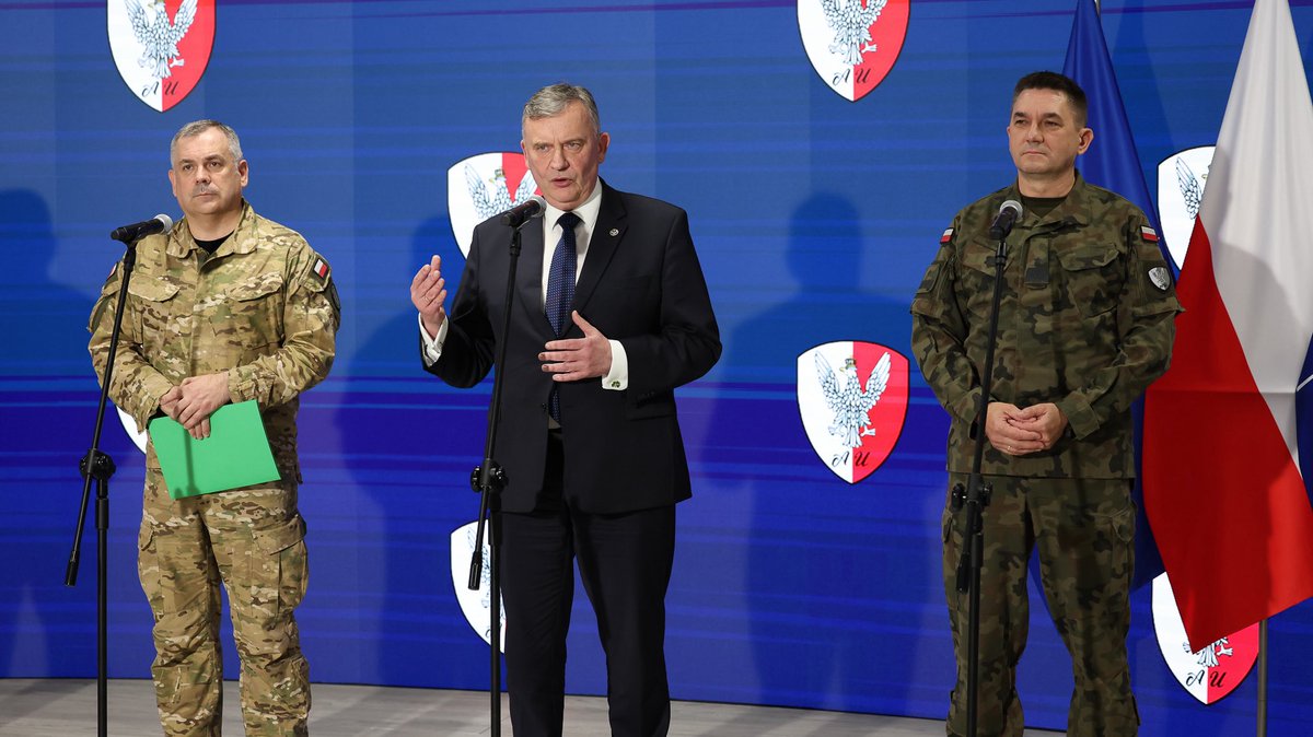 Ministerstwo Obrony Narodowej 🇵🇱 (@mon_gov_pl) on Twitter photo Wiceminister <a href="/pawelbejda/">Paweł Bejda</a>: W wielu mediach czy wypowiedziach polityków pojawiają się informacje, że został zerwany kontrakt. Nie może być zerwane coś, co nie było podpisane. To jest pierwsza rzecz – było prowadzone oczywiście postępowanie, które zostało rozpoczęte jeszcze za Wiceminister <a href="/pawelbejda/">Paweł Bejda</a>: W wielu mediach czy wypowiedziach polityków pojawiają się informacje, że został zerwany kontrakt. Nie może być zerwane coś, co nie było podpisane. To jest pierwsza rzecz – było prowadzone oczywiście postępowanie, które zostało rozpoczęte jeszcze za